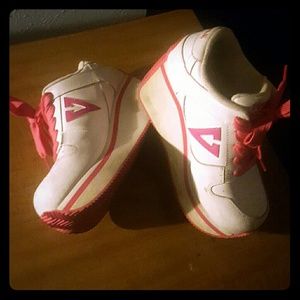 Size 9 US women's VOLATILE 3in Sneakers